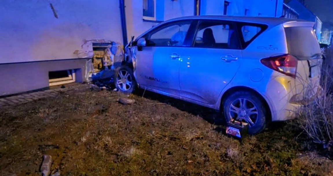 Pijany 19-latek bez uprawnień wjechał w blok mieszkalny. 13 osób było zmuszonych do ewkuacji w środku nocy