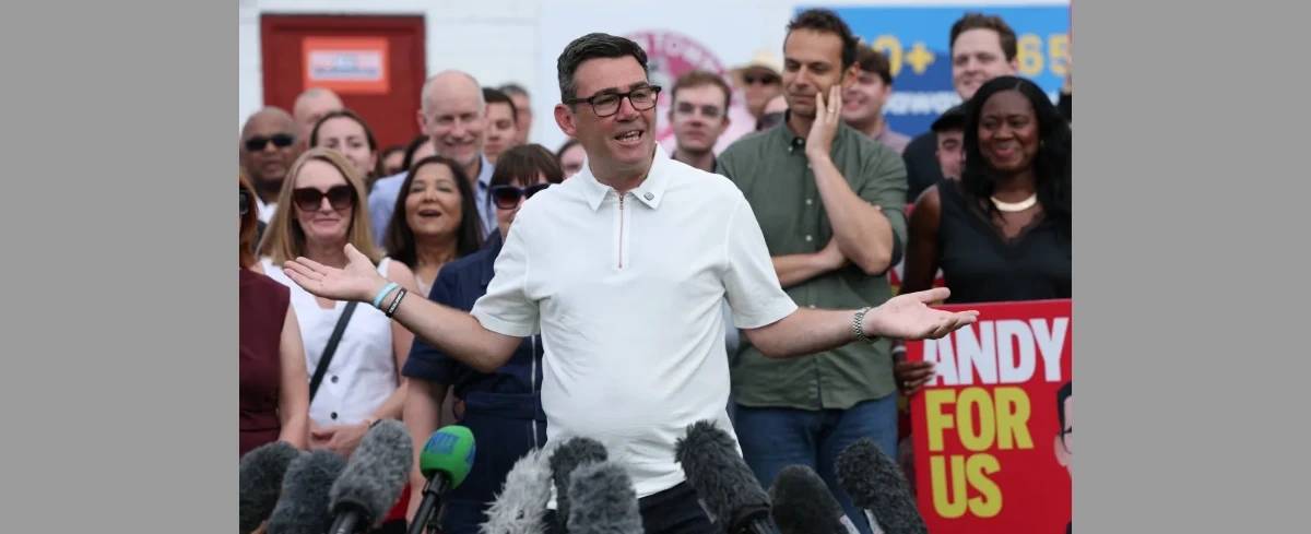 Andy Burnham - popularny polityk lewicy, który chce rzucić wyzwanie Starmerowi