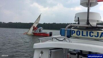 Olsztyn. Wiatr przewrócił żaglówkę z czterema osobami. Utonął pies