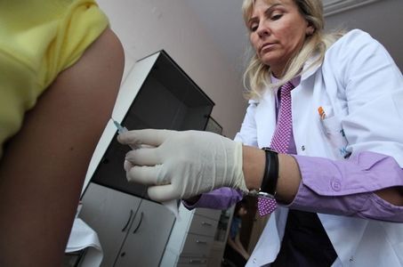 Morawiecki: Dlaczego chcemy szczepić dzieci? Bo to normalne