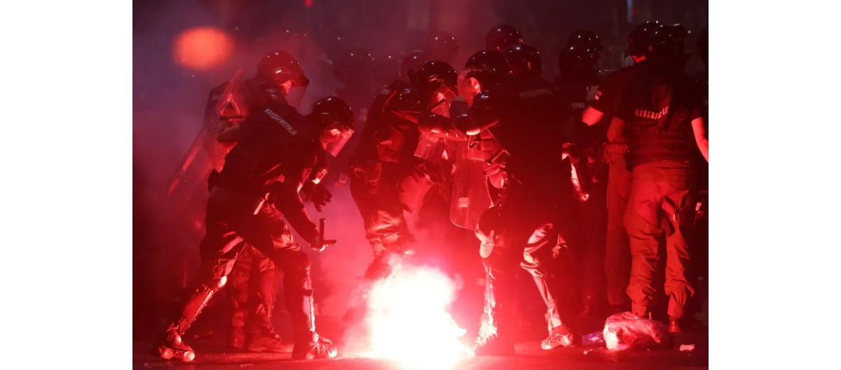 Starcia protestujących z policją w Belgradzie. Dziesiątki zatrzymanych i ranni [ZDJECIA]