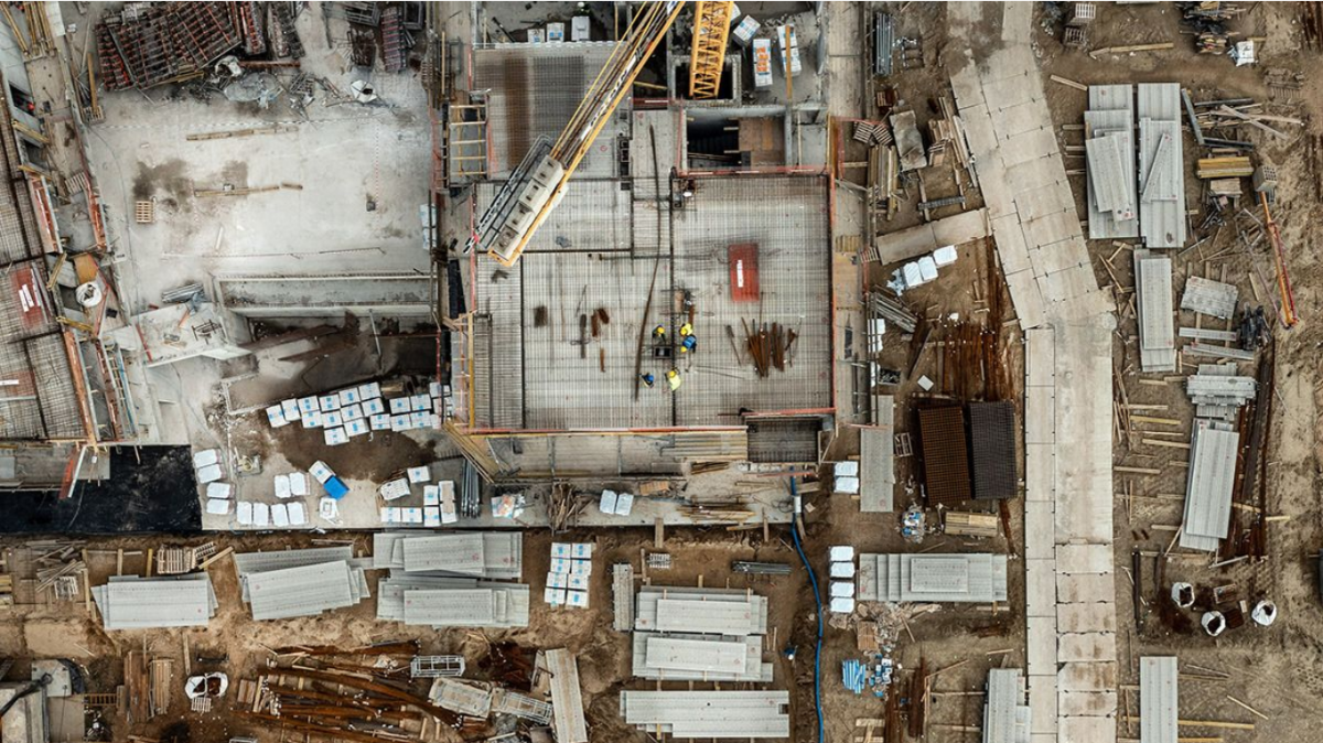 Grosik w fundamentach, wiecha na dachu. Budowlane przesądy i zwyczaje