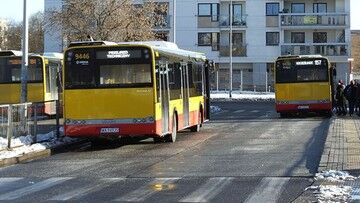 Warszawa. Niemowlę wypadło z wózka, gdy kierowca autobusu ostro zahamował