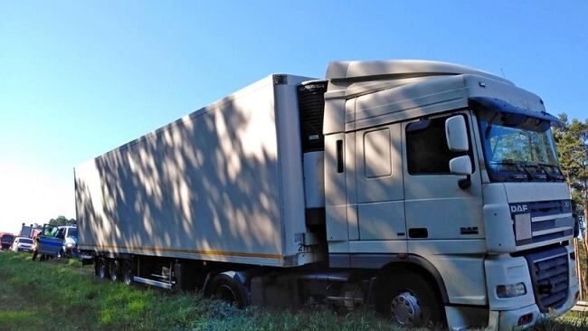 Opole. Pijany kierowca z opuszczonymi spodniami krążył wokół tira