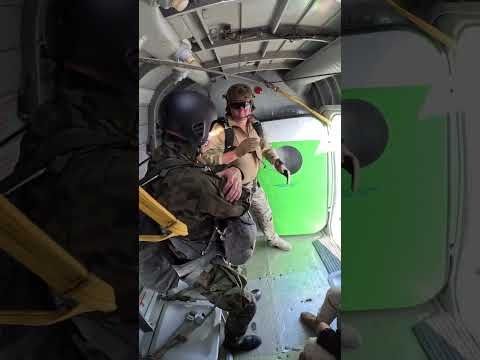 Tak! Spadochronowy skok desantowy zawsze z uśmiechem! To czysta przyjemność!