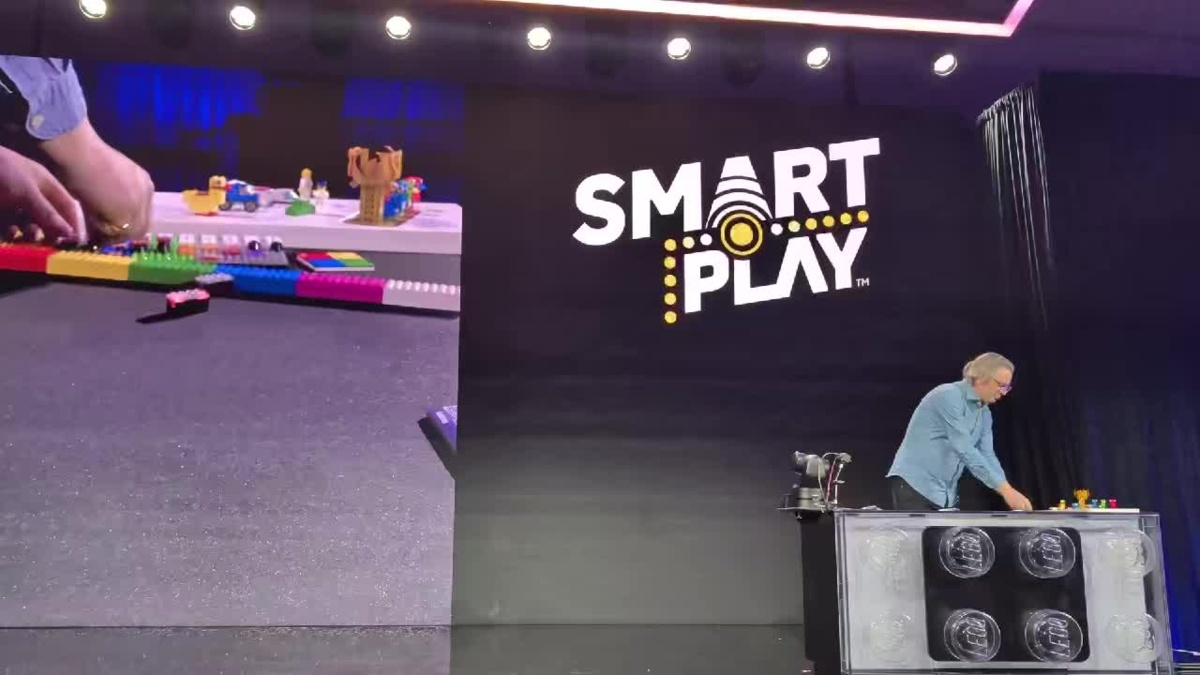 New LEGO SMART Play demo at CES