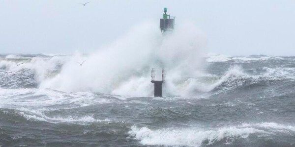 Nadia nad Polską. Silny i niebezpieczny wiatr do niedzieli wieczorem