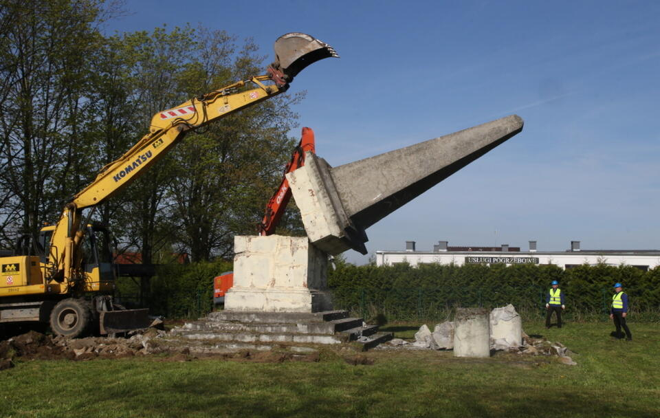 W Głubczycach rozpoczęto usuwanie pomnika Armii Czerwonej!