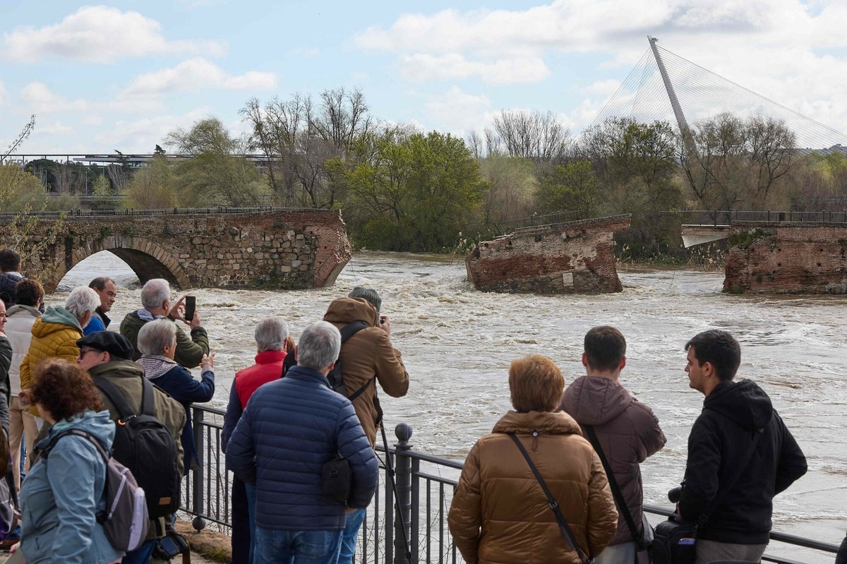 Hiszpania pod wodą: Historyczny most nie wytrzymał!