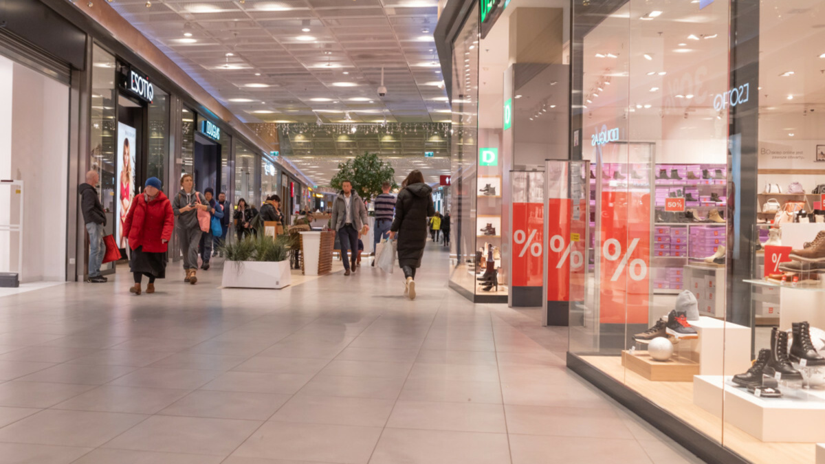 Handel w niedzielę dzieli Polaków. Co powinien zrobić prezydent? Sondaż