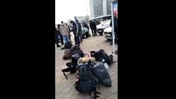 Mińsk. Kolejne grupy migrantów. Żaryn: zapewne będą transportowani w kierunku Polski lub Litwy