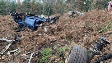 Zachodniopomorskie. Roztrzaskane na drzewie bmw. 25-letni kierowca przeżył