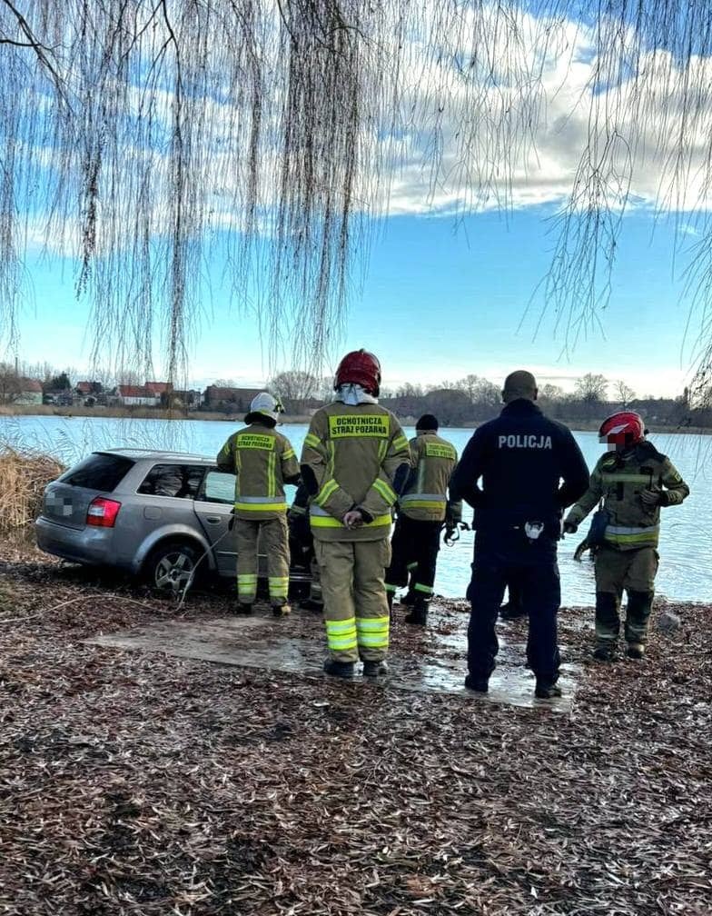 Auto wpadło do jeziora, kiedy flirtował z dziewczyną...