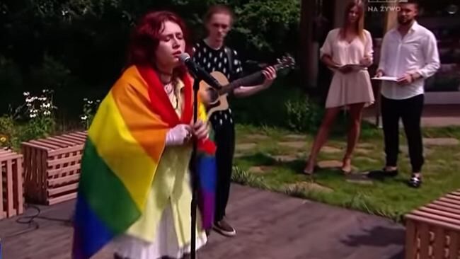 OKO.press: TVP zrywa współpracę z wydawcą. Nie zdjął z anteny piosenkarki z tęczową flagą