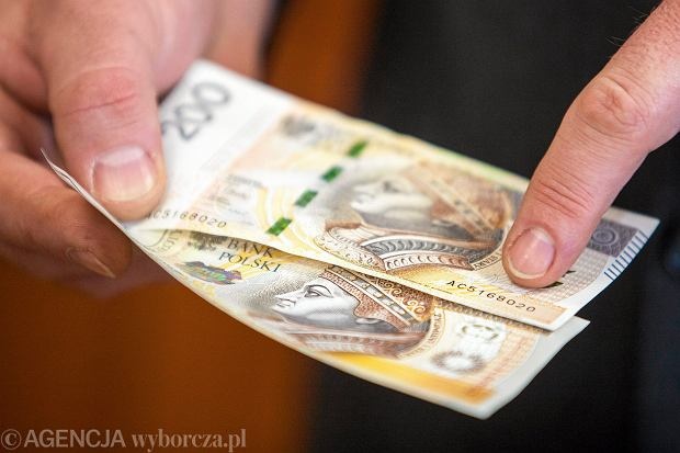 "Wysyłam 20 CV dziennie i zero odzewu". Polacy godzą się na najniższą krajową, by dostać pracę