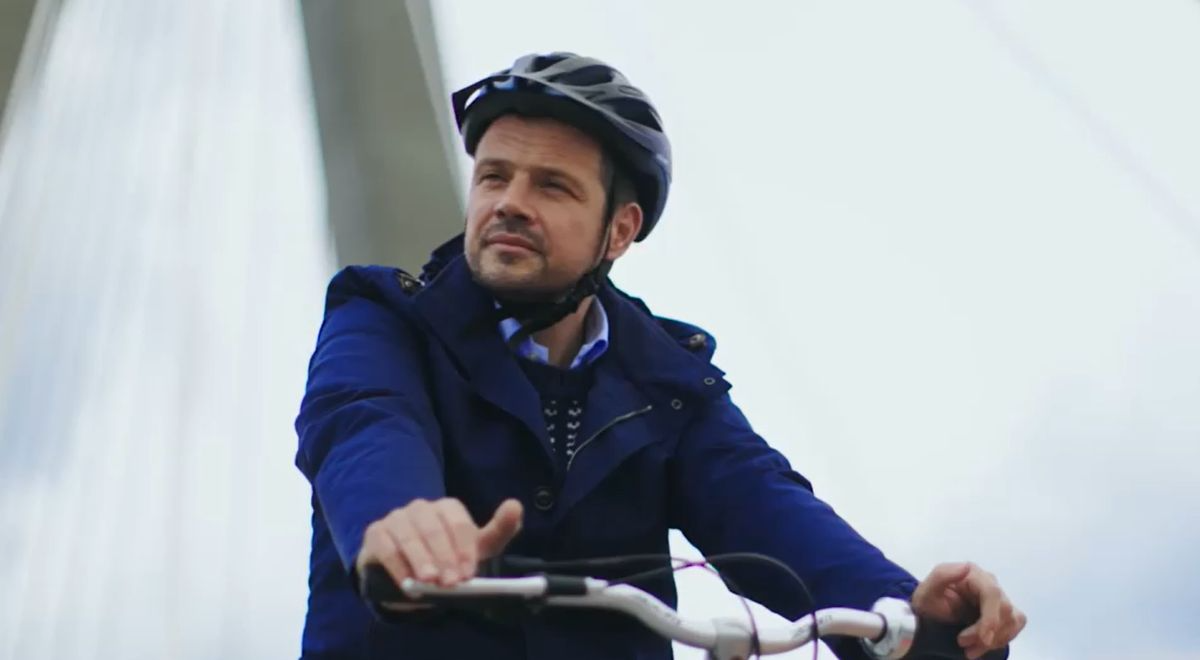 Słynący z zamiłowania do ekologii Rafał Trzaskowski nie zrezygnuje z auta służbowego. Ratusz odrzucił projekt "Urzędnicy na rowery"