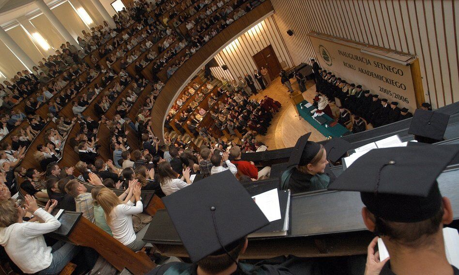 Studenci wracają na uczelnie. Dominuje forma hybrydowa