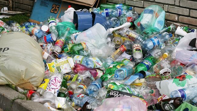 "Opłaty za odpady powinny być pobierane w sklepach". Segregacja? "Trzeciorzędny temat"