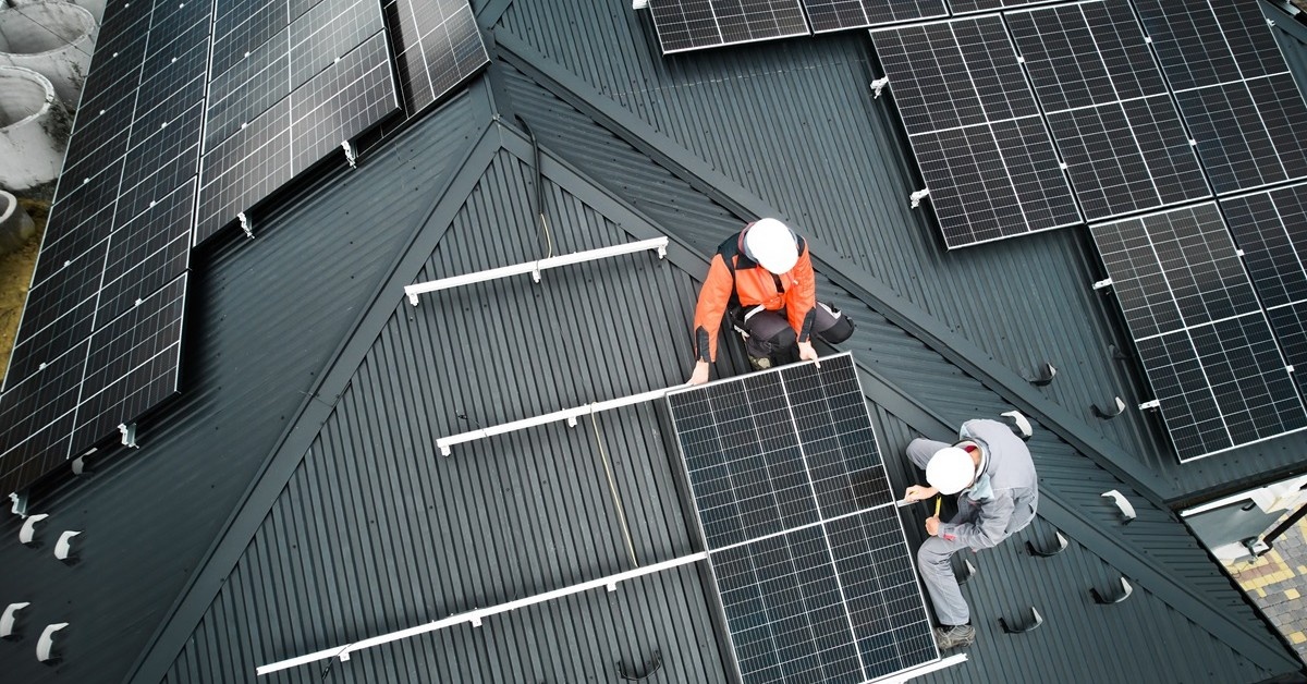 Właścicieli paneli fotowoltaicznych czeka podwyżkowy szok i to... podwójny. Darmowy prąd ze słońca będzie jeszcze droższy