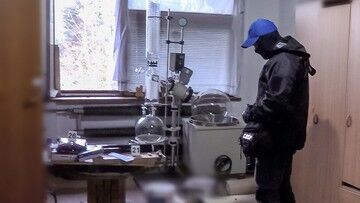 Policja: laboratorium klofedronu ukryte w stodole. Zarekwirowana broń palna i kusza z zapasem bełtów
