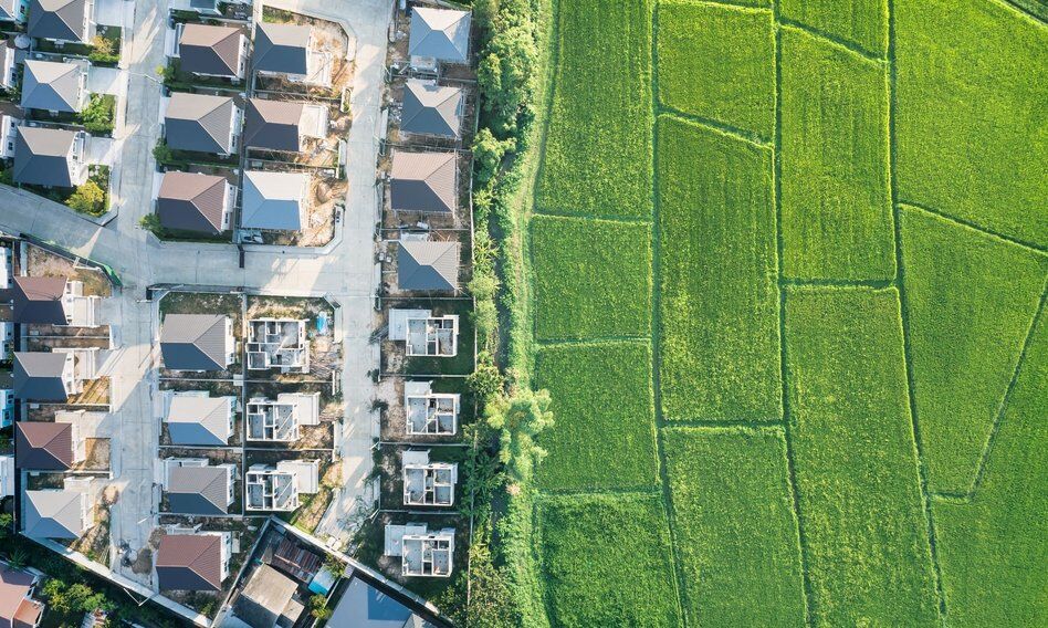 Korekta na rynku działek budowlanych, choć popyt na domy nie słabnie [Nowy raport]