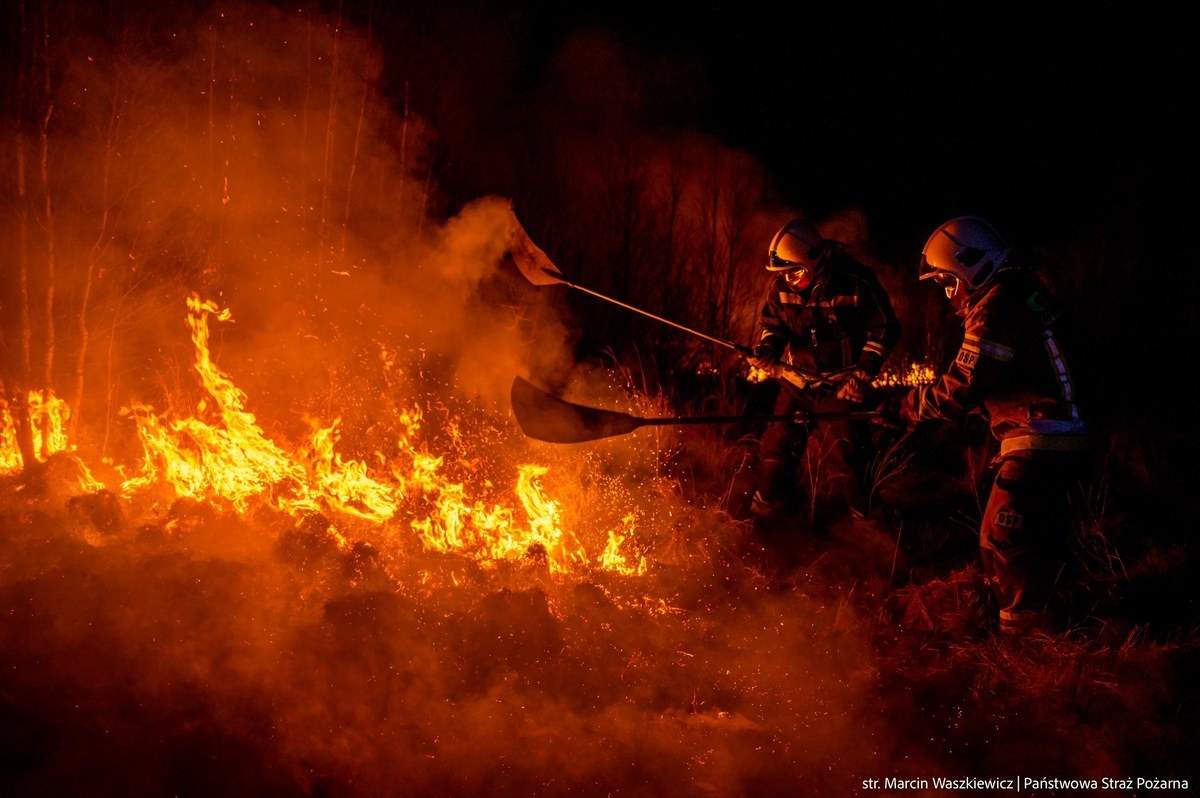 Biebrzański Park Narodowy płonie. Kolejne służby w akcji