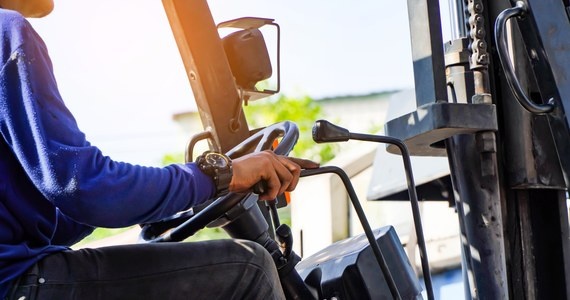 Wózkiem widłowym przeparkował samochód