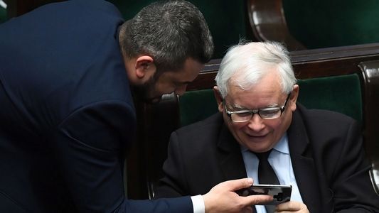 Dziurawa uchwała PiS w sprawie nepotyzmu