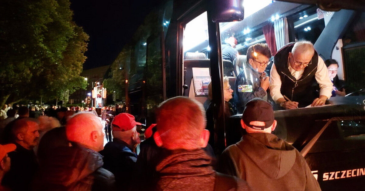 W środku nocy ruszyli na marsz. "Szczerze? Mam dość tego syfu"