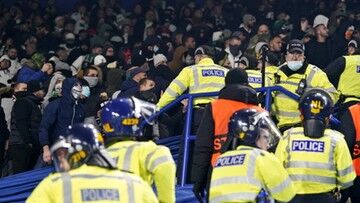 Zamieszki podczas meczu Legii. 12 policjantów zostało rannych