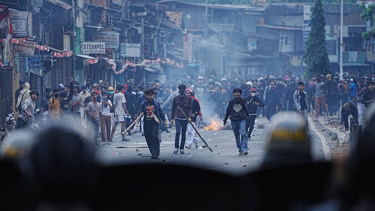 Wideo. Studenci starli się z policją w Dżakarcie o przywileje mieszkaniowe posłów