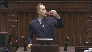 Akcyza na alkohol. Konrad Berkowicz w Sejmie z butelką na mównicy