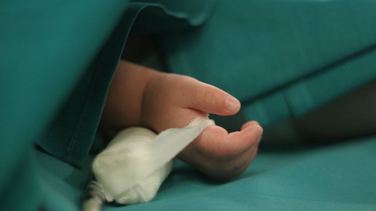 Rzeszów. Czteromiesięczna dziewczynka ze śladami znęcania trafiła do szpitala. Rodzice zatrzymani