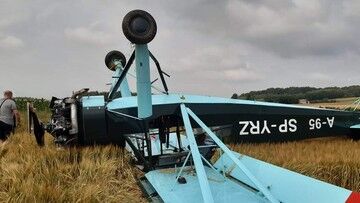 Chrząstówka. Awaryjne lądowanie samolotu. Maszyna leży do góry kołami