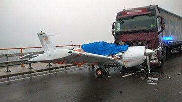 Niemcy. Samolot zderzył się z ciężarówką na autostradzie. Musiał awaryjnie lądować