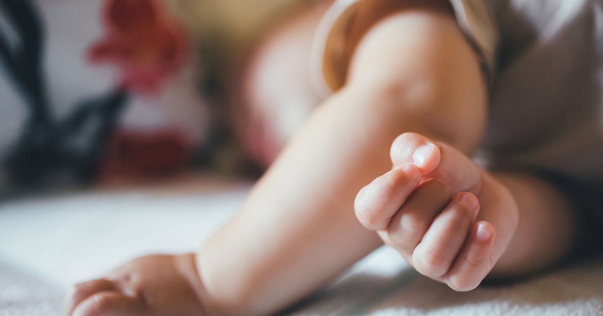 Czteromiesięczny chłopiec zmarł w rodzinie zastępczej. Policja odpowiada na zarzuty