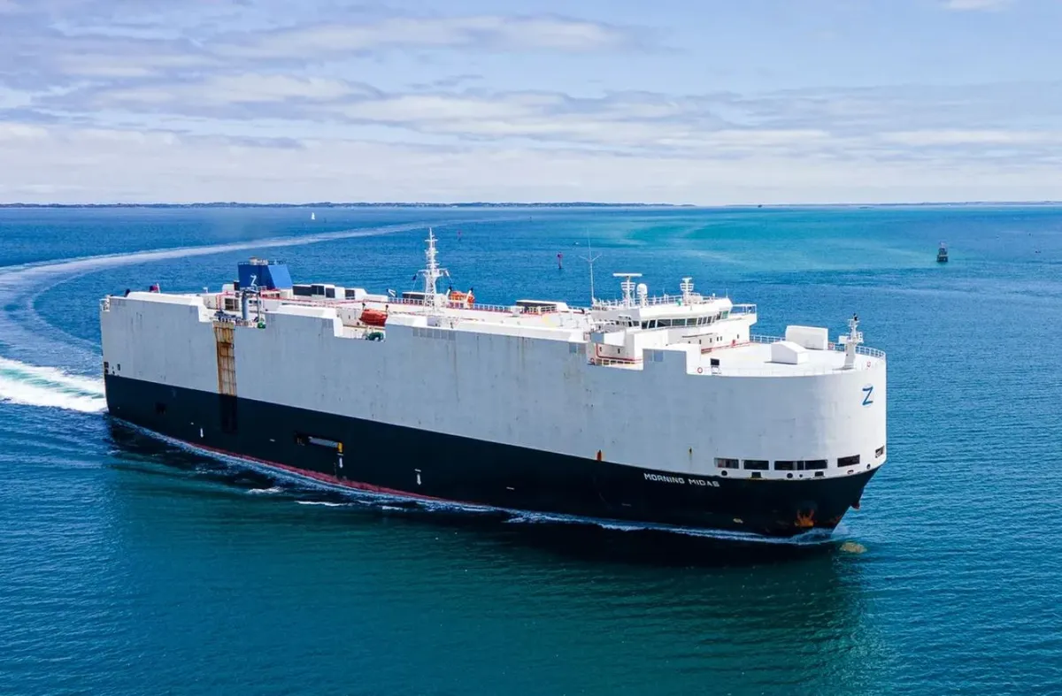 Pożar statku na Pacyfiku: porzucono 3000 samochodów, w tym 800 aut elektrycznych [EN]