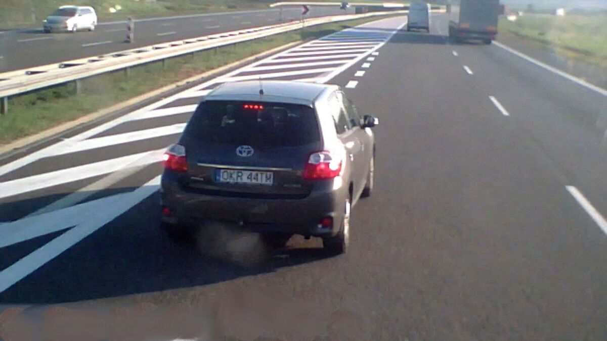 Zajeżdżała drogę a później zgłosiła na policję uszkodzone lusterko