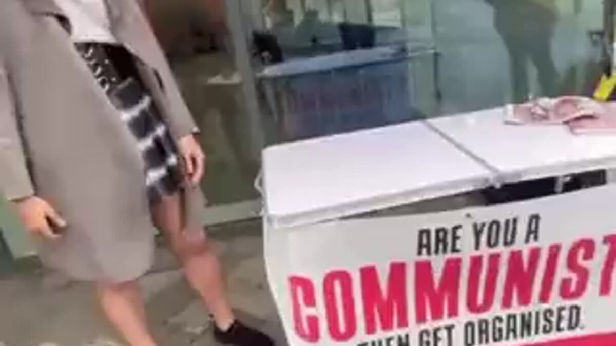 Chinka promuje komunizm w USA. Zapytana dlaczego jest w USA, odpowiada, że Chiny są do bani. Kurtyna