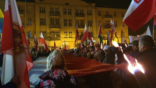 Antysemicki marsz w Kaliszu. Kamiński: Trzy osoby zatrzymane przez policję