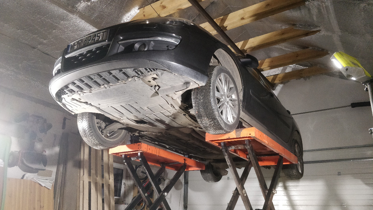 Od spodu na podnośniku - Laguna III