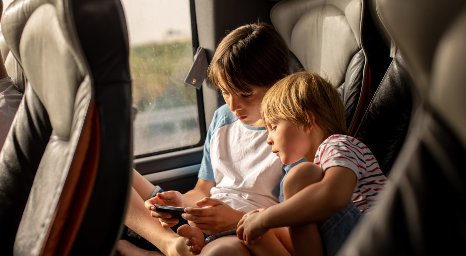 Aplikacja pokaże stan techniczny autobusu przed wyjazdem dziecka na kolonie. Nowa funkcja mObywatela