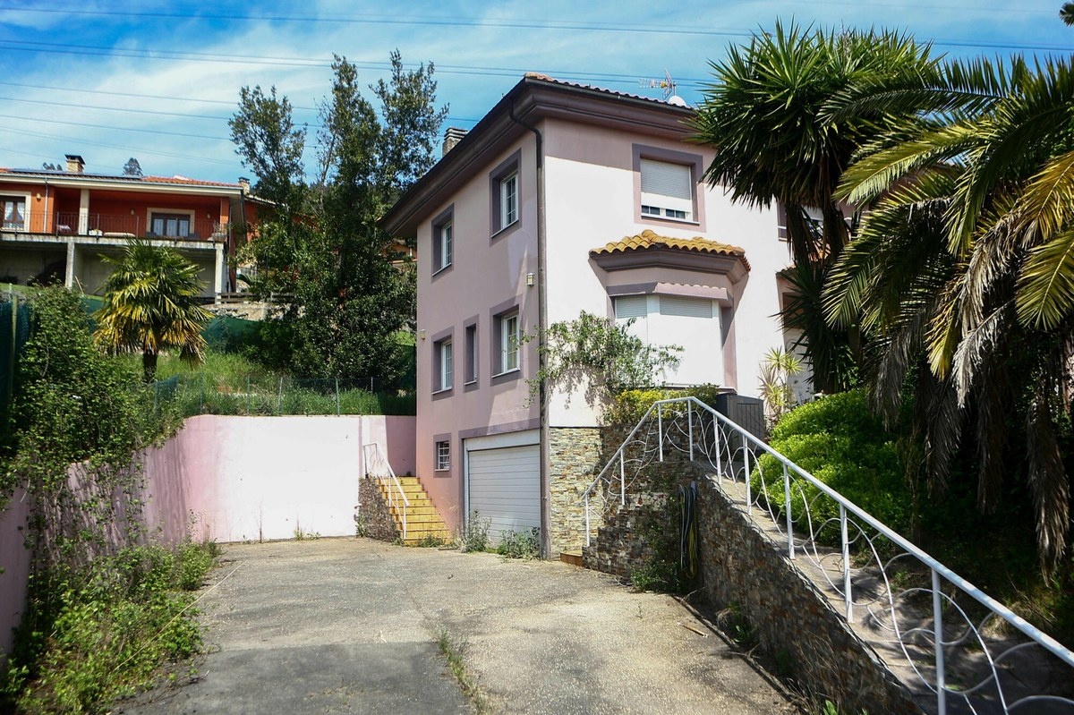 Dom grozy: Dzieci w pieluchach i maskach odcięte od świata