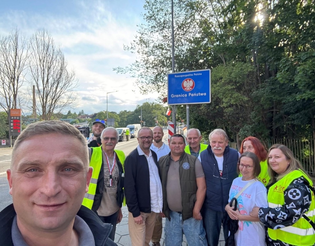 f4a4f216-5b9b-46f3-ba1a-06f07ec960e7