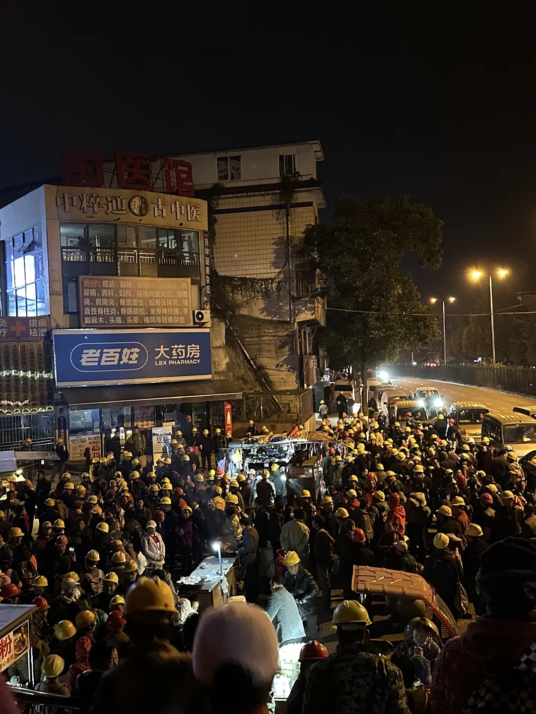 4:30 rano na dorywczym targu pracy w Chinach, na początek trzeba się napić. Tysiące gonią za dniówką na dorywczym targu pracy w Guiyang