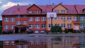 Sadlinki. Ewakuacja szkoły podstawowej. Pięcioro dzieci źle się poczuło