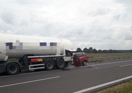 Zamknięta S7 po wypadku. Ryzyko wybuchu cysterny z tlenem