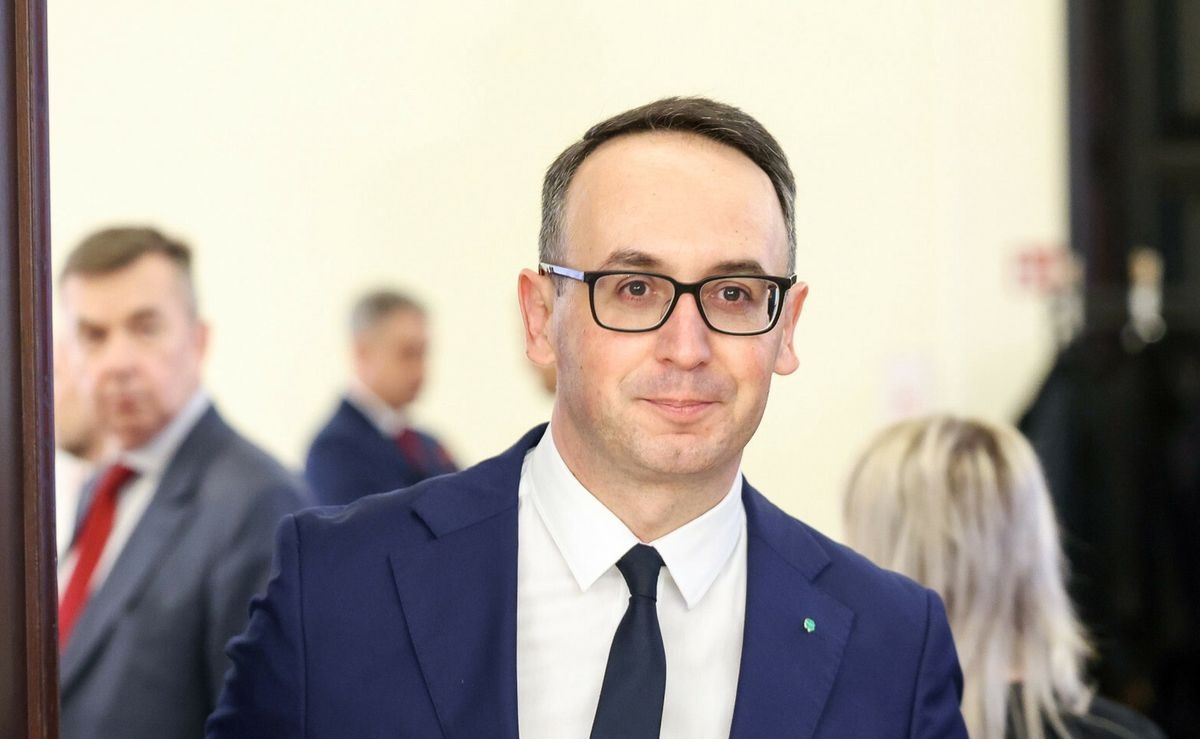Podniósł opłatę, wcześniej mówił, by obniżać. Wytknęli ministrowi słowa sprzed lat