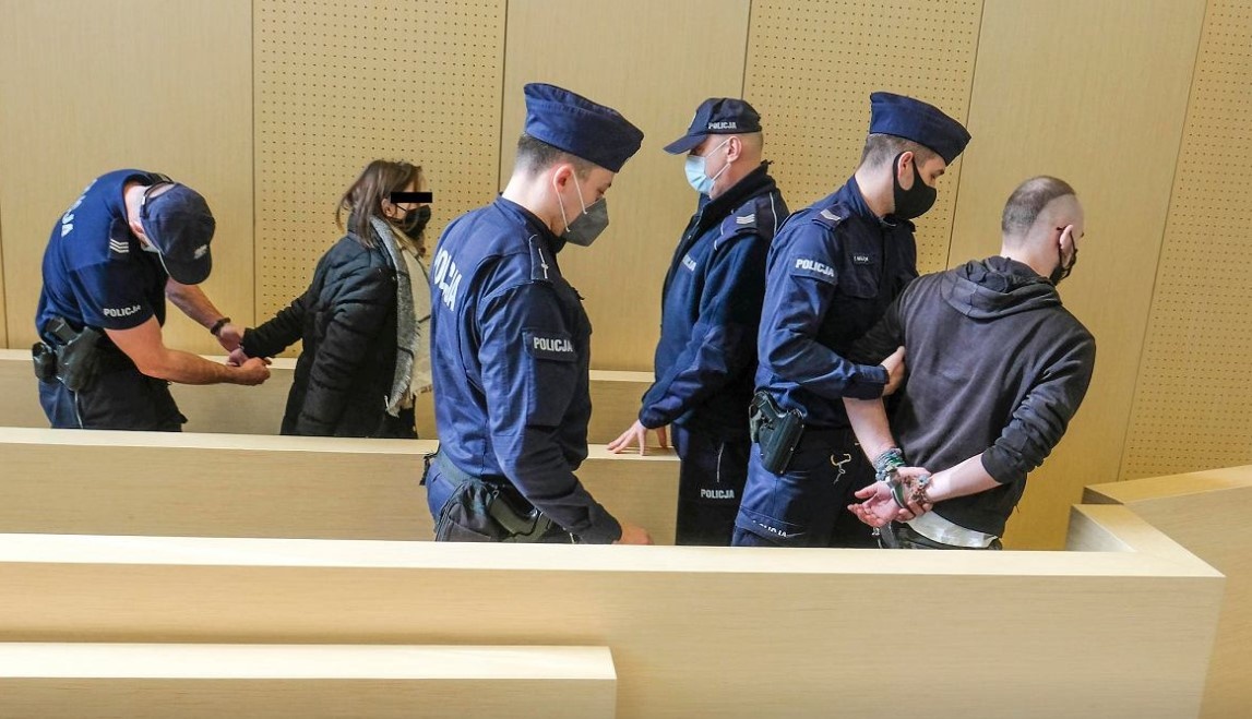 Zbrodnia jakich mało. Matka katowała i udusiła 2-latka. Jadł karmę dla szczurów i niedopałki [TOP 2021]