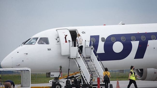 Pierwsza grupa Afgańczyków przyleciała do Poznania. Wśród nich kobieta w ciąży i miesięczne dziecko